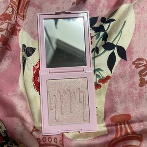KYLIE COSMETICS GENTLY USED LIMITED EDITION HIGHLIGHTER IN SHADE - TRUE MAMA